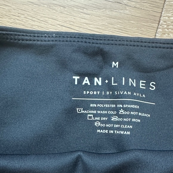 Tan & Lines Black Athletic Leggings with Contrast Stitching never worn - Picture 3 of 4